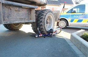 Kreispolizeibehörde Soest: POL-SO: Erwitte - Bagger begräbt Kinderfahrrad unter sich - Kind "nur" leicht verletzt