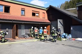 Feuerwehr Lennestadt: FW-OE: Zimmerbrand - Feuer in Zwischendecke sorgt für Einsatz der Feuerwehr