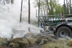 FW-WRN: Heuballen brennen im Bellingholz