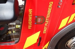 Feuerwehr Plettenberg: FW-PL: Feuermelder, Gewässerverunreinigung, Verdächtige Rauchentwicklung und Verkehrsunfall