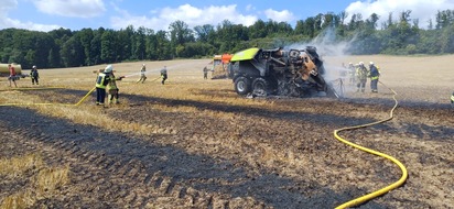 Freiwillige Feuerwehr Lügde: FW Lügde: Landwirtschaftliche Fläche und Gerät in Brand geraten