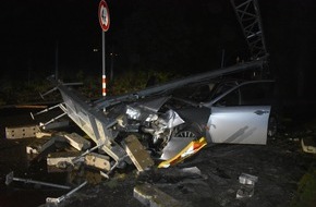 Polizei Mönchengladbach: POL-MG: Kontrolle über Pkw verloren und gegen Kabelbrücke geprallt: Vier Leichtverletzte