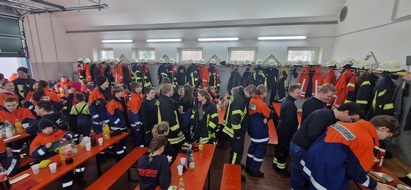 Freiwillige Feuerwehr Gemeinde Schiffdorf: FFW Schiffdorf: Über 90 Jugendliche wandern durch Wehden - Winterwanderung mit vielen Teilnehmern