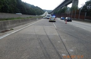Verkehrsdirektion Koblenz: POL-VDKO: Verkehrsunfall mit Flucht unter Beteiligung eines Wohnwagengespannes