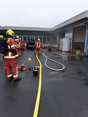 FW-Velbert: Arbeitsreicher Start ins Wochenende für die Feuerwehr Velbert