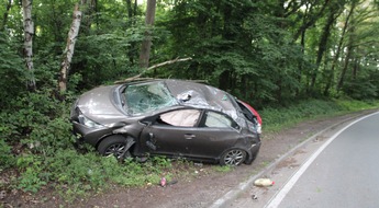 Polizei Hagen: POL-HA: Ohne Führerschein und unter Alkoholeinfluss mit Auto überschlagen und geflüchtet
