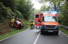 Polizei Rheinisch-Bergischer Kreis: POL-RBK: Kürten - Pkw-Fahrerin verliert Kontrolle über ihr Fahrzeug und verletzt sich schwer