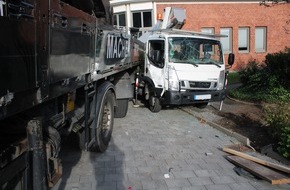 Polizei Essen: POL-E: Mülheim an der Ruhr: Fahrerloser Sattelzug rollt in Hebebühne