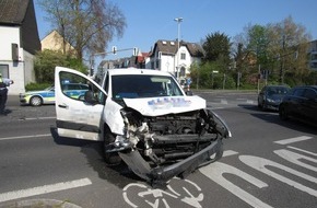 Polizei Mettmann: POL-ME: Hoher Sachschaden bei Verkehrsunfall - Hilden - 2004055