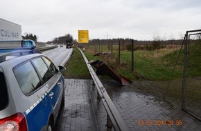 Polizeiinspektion Wilhelmshaven/Friesland: POL-WHV: Verkehrsunfall in Schortens - Sturmbö löste einen Metalldeckel vom Lkw