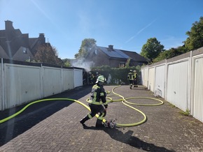 FW-WRN: FEUER_2 - LZ1 - brennt Garage in einer Garagenreihe