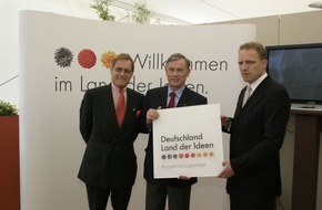 Deutschland - Land der Ideen: Bundespräsident Horst Köhler überreicht Kooperationstafel der Initiative "Deutschland - Land der Ideen" beim Weltfest des Pferdesports