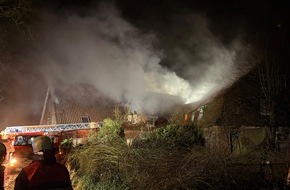 Polizeiinspektion Stade: POL-STD: Brand im Dachgeschoss eines Fachwerkhauses im Alten Land, Einbrecher in Harsefeld erbeuten 30 Sätze Reifen und Felgen