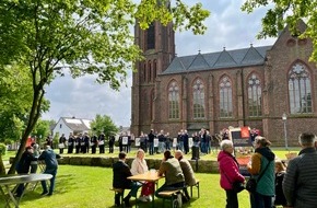 Feuerwehr Gemeinde Rheurdt: FW Rheurdt: Musikalisches Picknick im Burgerpark: Spielmannszug der Feuerwehr stimmt auf Jubiläum ein