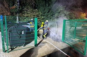 Feuerwehr Moers: FW Moers: Müllcontainer brennen an Moerser Schulen / Mehrere Paralleleinsätze im Stadtgebiet