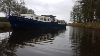 Landeswasserschutzpolizeiamt Mecklenburg-Vorpommern: LWSPA M-V: Flusskreuzfahrtschiff läuft auf der Elde auf Grund