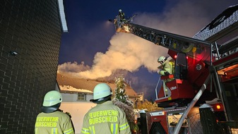 Freiwillige Feuerwehr Burscheid: FW Burscheid: Dachstuhlbrand zerstört Wohnhaus