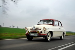 SKODA startet bei Hamburg-Berlin-Klassik mit fünf Oldtimern und Starbesetzung (FOTO)