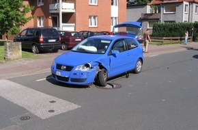 Polizeiinspektion Nienburg / Schaumburg: POL-STH: Über 10 000 EUR Sachschaden bei Verkehrsunfall