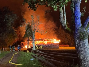 KFV-CW: Hütte auf Pferdehof geht in Flammen auf