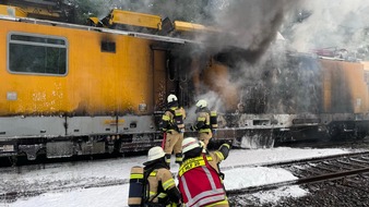 Feuerwehr Haan: FW-HAAN: Turmtriebwagen brennt auf Bahnstrecke zwischen Gruiten und Hochdahl