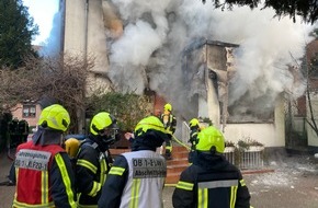 Feuerwehr Oberhausen: FW-OB: Anwohner retten vier Personen bei Wohnungsbrand