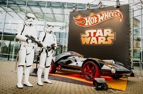 Mattel GmbH: Komm auf die dunkle Seite - Hot Wheels präsentiert sein Darth Vader Fahrzeug in Lebensgröße auf der Spielwarenmesse in Nürnberg