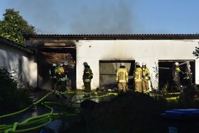 POL-STD: Garagen in Stade-Wiepenkathen ausgebrannt - Brandstiftung möglich - Polizei sucht Zeugen