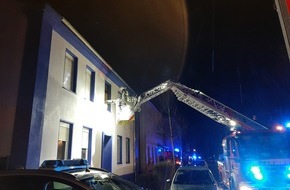 Feuerwehr Wetter (Ruhr): FW-EN: Wetter - Person hinter verschlossener Tür, Straße unter Wasser und Kleinbrand