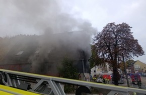 Feuerwehr Dortmund: FW-DO: FW-DO: Qualm aus den Fenstern eines leerstehenden Gebäudes in Dortmund-Brackel