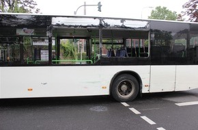 Polizei Rheinisch-Bergischer Kreis: POL-RBK: Bergisch Gladbach - Zusammenstoß zwischen LKW und Linienbus: Drei Leichtverletzte