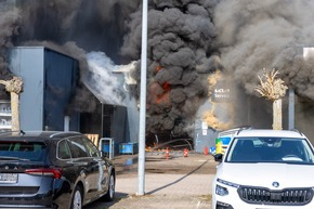 FW Porta Westfalica: 10.03.2026 - Gro&szlig;brand einer KFZ-Werkstatt in Porta Westfalica Barkhausen