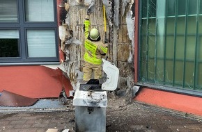 Feuerwehr Gladbeck: FW-GLA: Verpuffung an Gasgrill - Eine schwer verletzte Person und Fassadenbrand bei Gewerbebetrieb