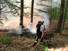 FW Hennef: Waldbrand auf großer Fläche - Sirenenalarm - Feuerwehrmann verletzt