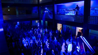 rbb - Rundfunk Berlin-Brandenburg: Tanzen mit Flake und Bela B: Radioeins macht Musiker zu Club-DJs im Haus des Rundfunks