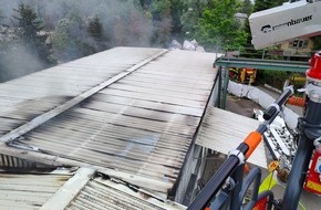 Feuerwehr Konstanz: FW Konstanz: Brand einer Lagerhalle