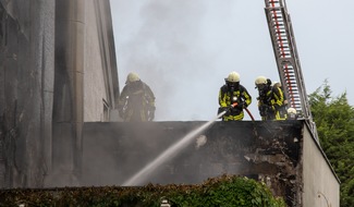 Feuerwehr Bochum: FW-BO: Brand eines Wohngebäudes in der Innenstadt - Drei Personen erleiden eine leichte Rauchvergiftung