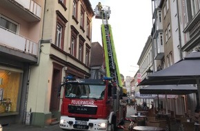 Polizeipräsidium Westpfalz: POL-PPWP: Steinstraße gesperrt: Dachziegeln herabgefallen
