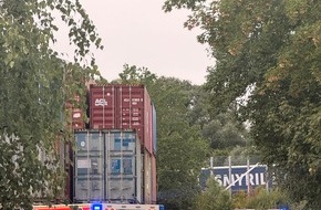 Freiwillige Feuerwehr Bad Oeynhausen: FW Bad Oeynhausen: Feuer bei Entsorgungsbetrieb - brennendes Fass z&uuml;gig gel&ouml;scht