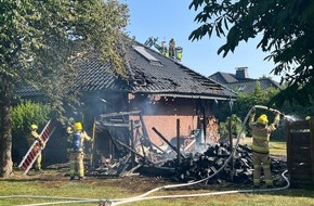 Feuerwehr Paderborn: FW Paderborn: Gemeldeter Gartenhüttenbrand mit Ausbreitung auf Dachstuhl in Paderborn-Sennelager