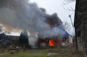 Feuerwehr Dortmund: FW-DO: Dachstuhlbrand in alter Scheune