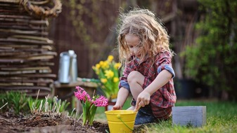 Bundesinstitut für Öffentliche Gesundheit: Sicher spielen im Sommergarten – Schutz für kleine Entdecker