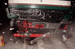 Polizeiinspektion Nienburg / Schaumburg: POL-NI: Kollision zweier Sattelzüge - hoher Sachschaden -Bild im Download-