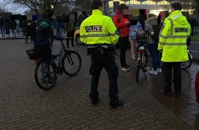 Polizeiinspektion Wilhelmshaven/Friesland: POL-WHV: Polizei stellt bei über 30 Fahrrädern Mängel fest - erschreckende Ergebnisse bei den Beleuchtungskontrollen vor der Oberschule Varel (FOTO)!