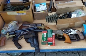 Polizeidirektion Hannover: POL-H: Stöcken: Polizei stellt 51 Schusswaffen sicher - 29-Jähriger wegen Verstoßes gegen das Waffengesetz festgenommen