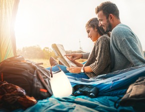 Outdoor-Aktivitäten im besten Licht: Lampenwelt.de zeigt, wie uns Leuchten durch laue Sommerabende begleiten