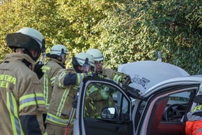 FW Menden: Folgenschwerer Auffahrunfall - Zwei Verletzte auf der B515 in Halingen