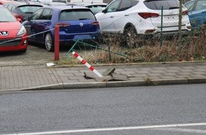 Polizei Hagen: POL-HA: Poller bei Unfall beschädigt - Polizei sucht Zeugen