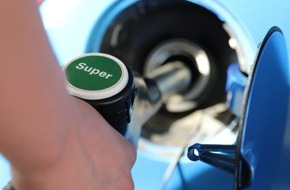 ADAC Hessen-Th&uuml;ringen e.V.: Kleiner Umweg spart bares Geld - ADAC Spritpreisvergleich: Teures Tanken an der Autobahn