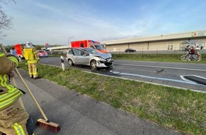 Feuerwehr Ratingen: FW Ratingen: Auffahrunfall fordert mehrere Verletzte - Kölner Straße in Ratingen gesperrt